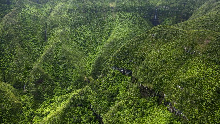 Les gorges profondes et les cascades contrastent avec les pics ascendants