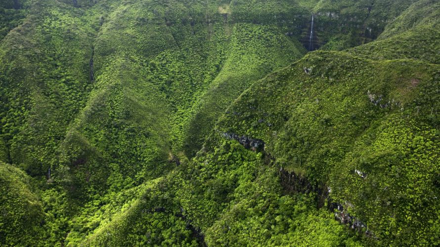 Les gorges profondes et les cascades contrastent avec les pics ascendants