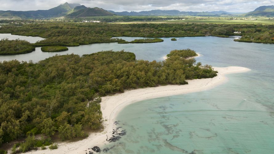 L'île aux Cerfs se trouve dans un magnifique lagon peu profond, à proximité du continent